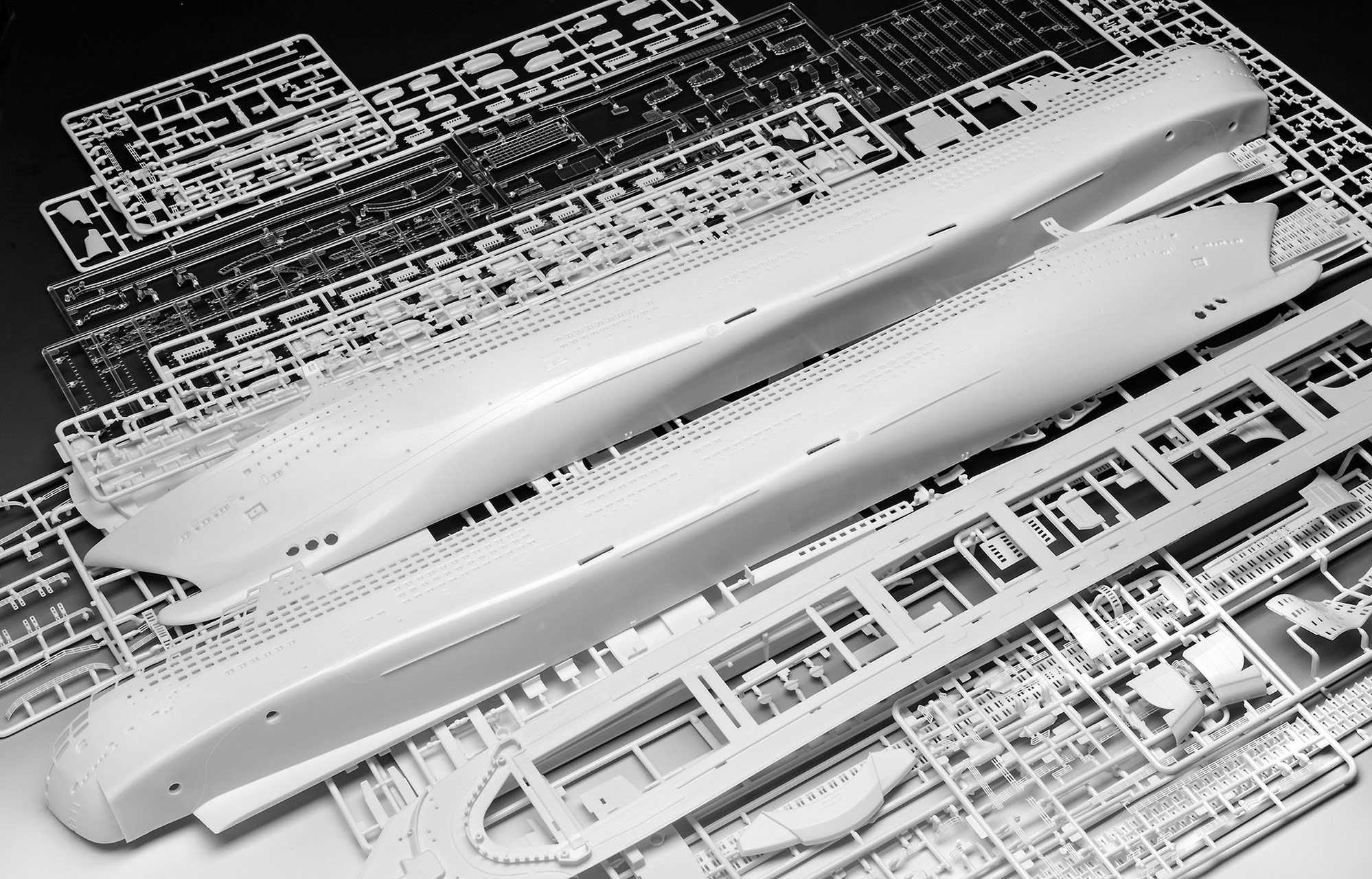 Plastic ModelKit loď Limited Edition 05199 - Queen Mary 2 (Platinum Edition) (1:400)